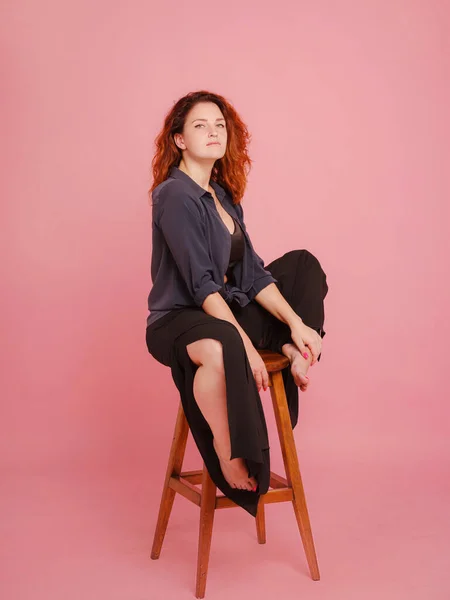 Mulher Camisa Escura Casual Isolado Pastel Cor Rosa Retrato Fundo — Fotografia de Stock