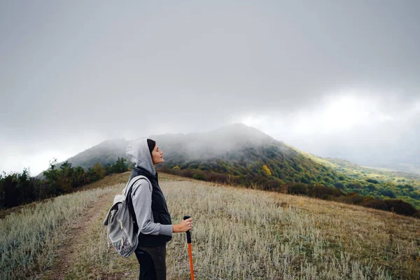 Femeia Călătorie Asiatică Stă Lângă Munte Vremea Rece Ceaţă Dealuri — Fotografie, imagine de stoc