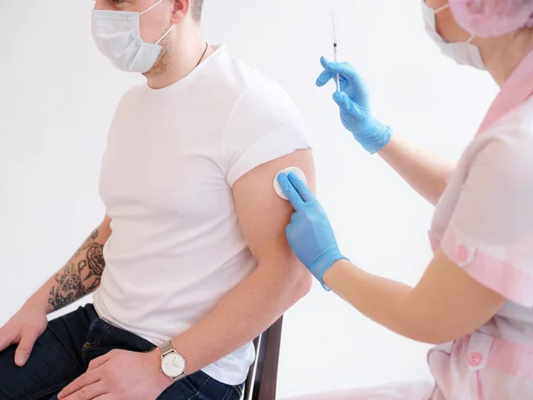 Vacinação Covid-19. Paciente caucasiano do sexo masculino vacinado — Fotografia de Stock
