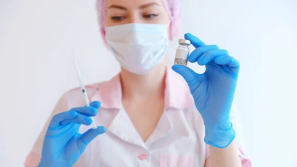 研究者の手でCOVID-19ワクチン,女性医師は注射器とボトルを保持します — ストック写真