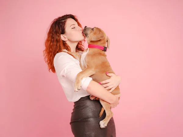 Mulher com filhote de cachorro American Staffordshire Terrier posando em estúdio — Fotografia de Stock