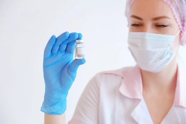 COVID-19 vacina em mãos de pesquisadora, médico fêmea segura seringa e frasco — Fotografia de Stock