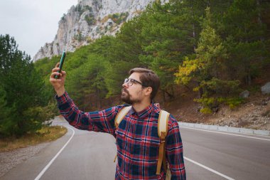 Sırt çantalı gezgin dağlarda yürüyüş yapıyor.