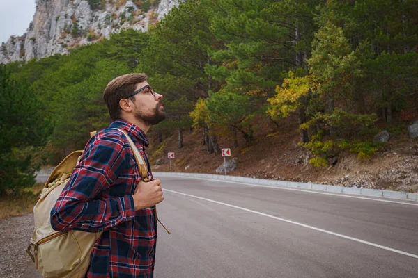Reisender Mann mit Rucksack wandert in den Bergen — Stockfoto