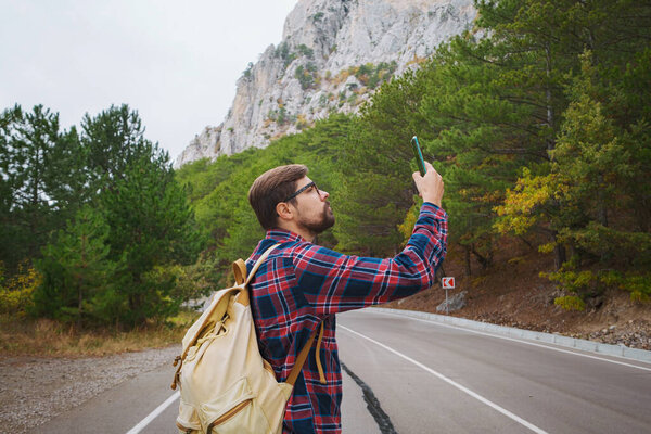 Путешественник с рюкзаком в горах