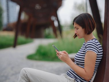 Modern parktaki kadın tatilini geçiriyor.