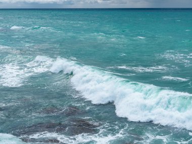 Okyanus dalgaları ve muhteşem kayalık bir sahil manzarası