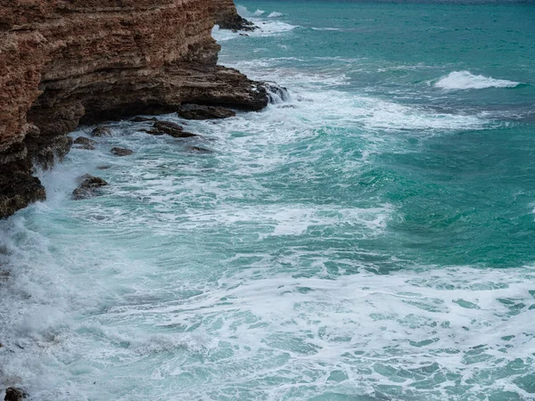 Vista de las olas del océano y una fantástica costa rocosa — Foto de Stock