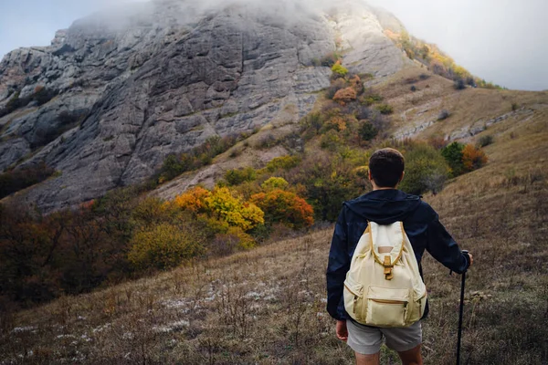 Homme avec sac à dos et bâtons pour la randonnée dans les montagnes. — Photo