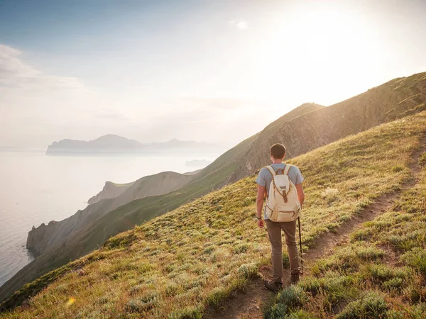 A fiatalember egyedül utazik a hegyek között. — Stock Fotó