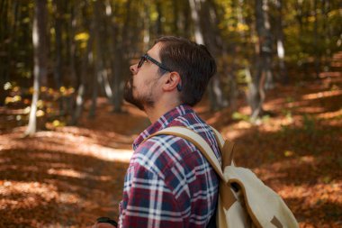 Doğada beyaz erkek model var..