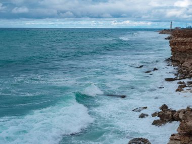 Okyanus dalgaları ve muhteşem kayalık bir sahil manzarası