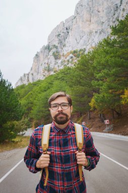 Sırt çantalı gezgin dağlarda yürüyüş yapıyor.