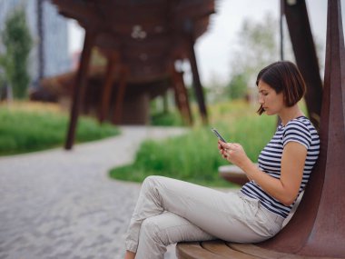 Modern parktaki kadın tatilini geçiriyor.