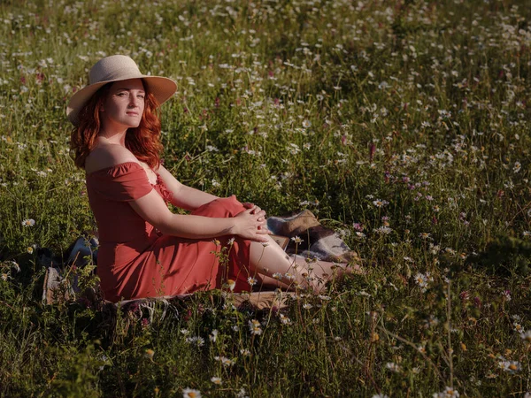 Mulher ruiva no campo noite de verão — Fotografia de Stock