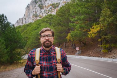 Sırt çantalı gezgin dağlarda yürüyüş yapıyor.