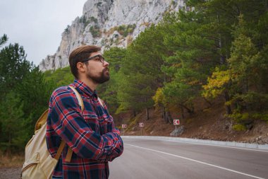Sırt çantalı gezgin dağlarda yürüyüş yapıyor.