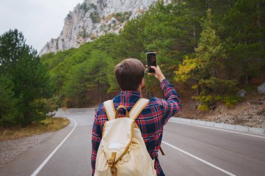 Sırt çantalı gezgin dağlarda yürüyüş yapıyor.