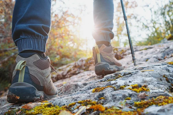 Trekking mannelijke laarzen close-up outdoor in het bos — Stockfoto
