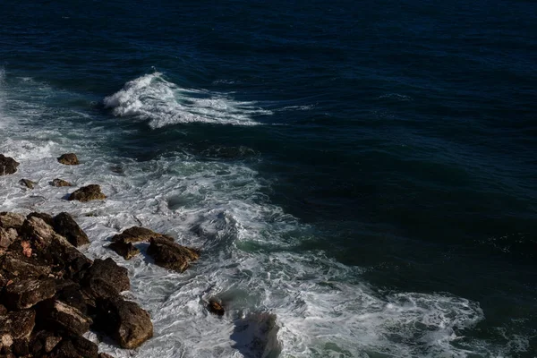 Ocean Våg Bakgrund Bryta Havsvatten Stenig Strand Grov Hav Turkos — Stockfoto