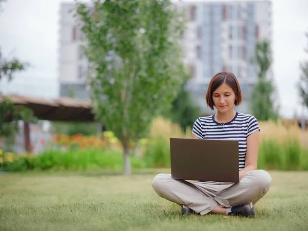 Šťastná Asijská Studentka Pracující Laptopem Moderním Univerzitním Kampusu Parku Žena — Stock fotografie