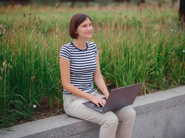 Счастливая Студентка Работающая Ноутбуком Парке Современного Университетского Кампуса Женщина Полосатой — стоковое фото