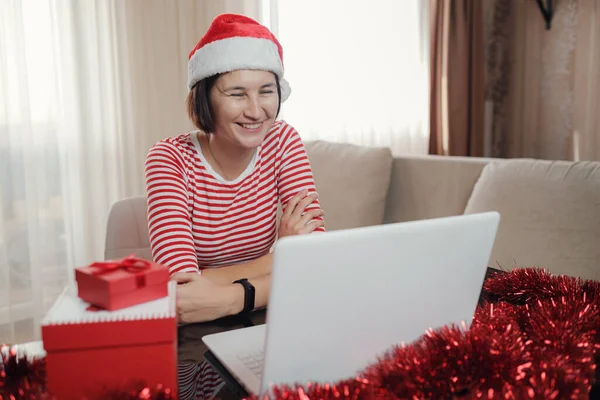 Gelukkig Mooi Jong Vrouw Freelancer Kerstmis Hoed Glimlachen Werken Afstand — Stockfoto