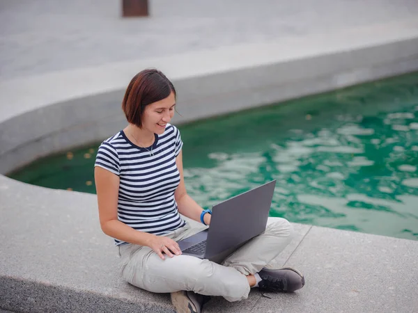 Щаслива Азіатська Студентка Яка Працює Ноутбуком Сучасному Університетському Кампусі Парку — стокове фото