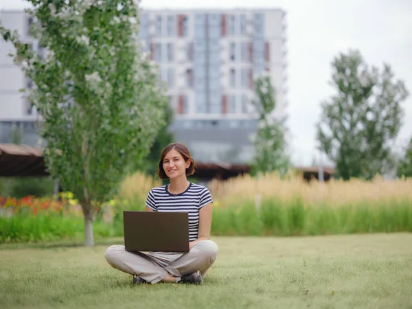 Щаслива Азіатська Студентка Яка Працює Ноутбуком Сучасному Університетському Кампусі Парку — стокове фото