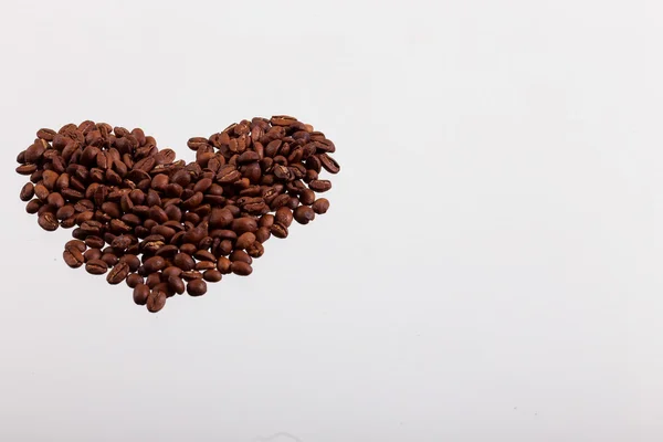 Сердце с жареными кофейными зёрнами — стоковое фото
