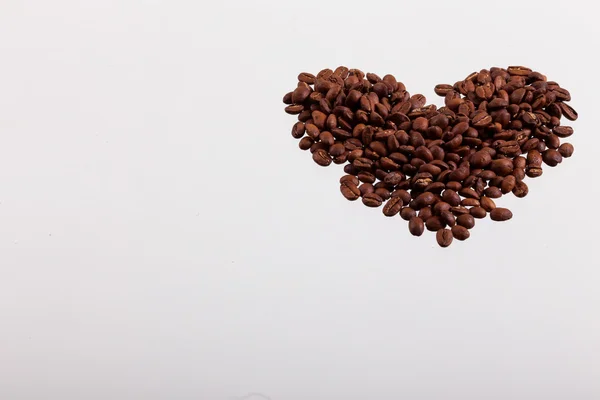 Cuore con chicchi di caffè tostati — Foto Stock