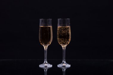 iki kadeh şampanya siyah arka plan üzerinde