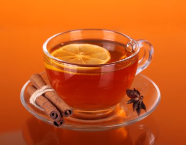 Cam bardak çay turuncu bir arka plan üzerinde