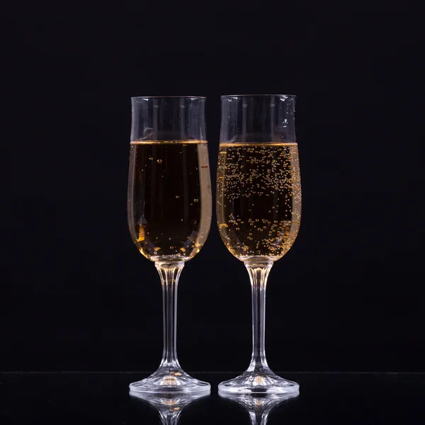 Два бокала шампанского на черном фоне — стоковое фото