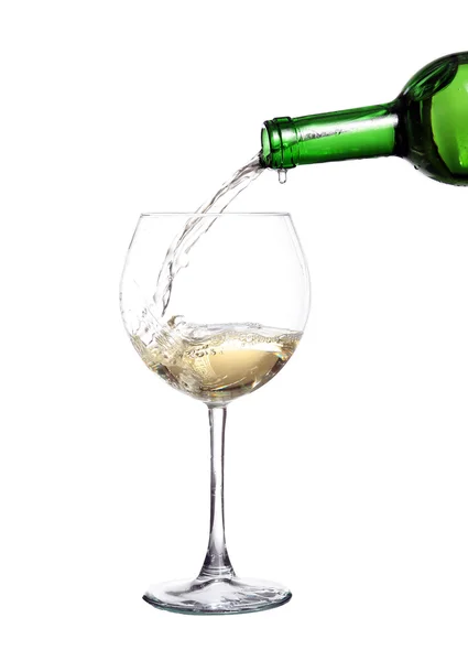 白ワイン ボトル イントロから白い背景のガラスを注ぐ — ストック写真