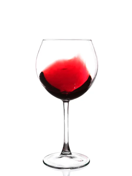 Vinho tinto rodando em um copo de vinho cálice, isolado em um fundo branco — Fotografia de Stock