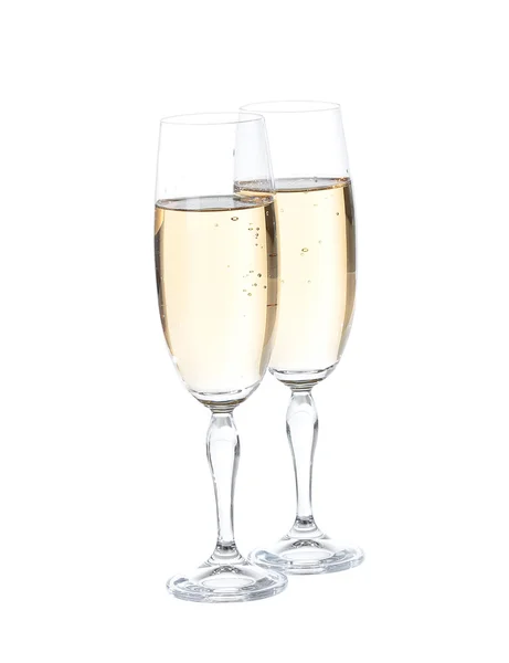 Due bicchieri con champagne. Isolato su bianco con percorso di ritaglio . — Foto Stock
