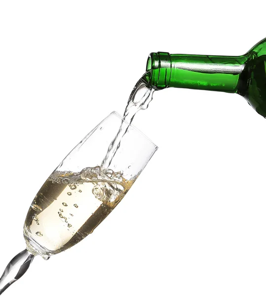 Champanhe sendo derramado em vidro ou flauta, isolado em um branco — Fotografia de Stock