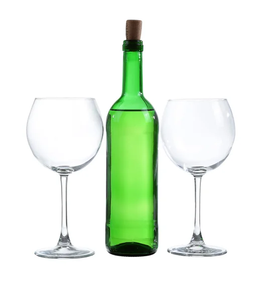 Biały butelka wina i dwie szklanki. na białym tle — Zdjęcie stockowe