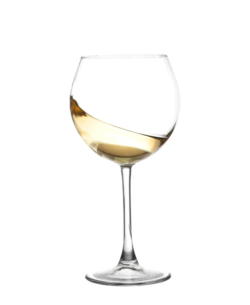 Vin blanc tourbillonnant dans un verre à vin gobelet, isolé sur un fond blanc — Photo