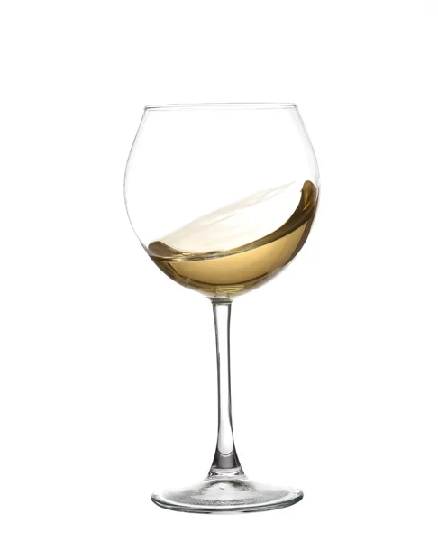 Vin blanc tourbillonnant dans un verre à vin gobelet, isolé sur un fond blanc — Photo