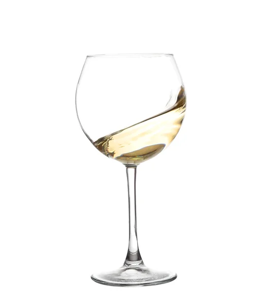Белое вино, закручивающееся в бокале бокала вина, изолированное на белом фоне — стоковое фото