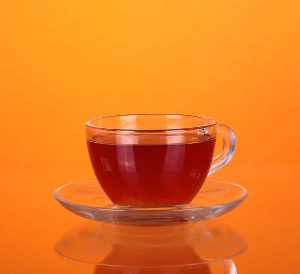 주황색 배경에 차 유리 컵 — 스톡 사진