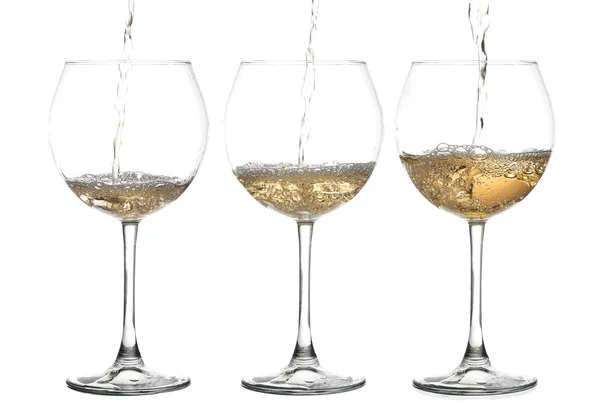 Vitt vin hälla från flaska intro glaset på vit bakgrund — Stockfoto