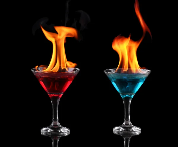 Палаючі червоно-сині коктейлі над чорним — стокове фото
