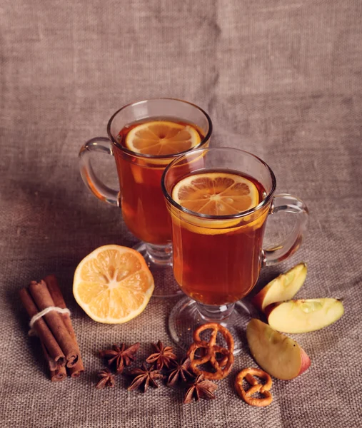 Två glas glögg på den gamla träbord i frostig vinterdag — Stockfoto