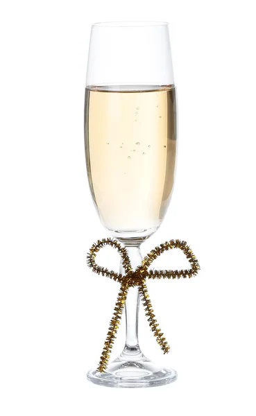 Glas mit Champagner .mit einer Schleife isoliert auf weiß mit Clip — Stockfoto