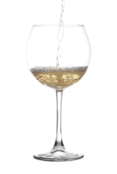 Белое вино, наливаемое из бутылки, вводит стакан на белом фоне — стоковое фото