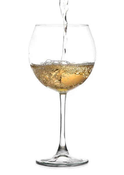 Vinho branco derramando da garrafa intro o vidro no fundo branco — Fotografia de Stock