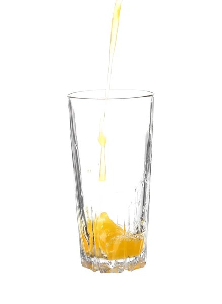 Verser le jus d'orange dans le verre isolé sur blanc — Photo